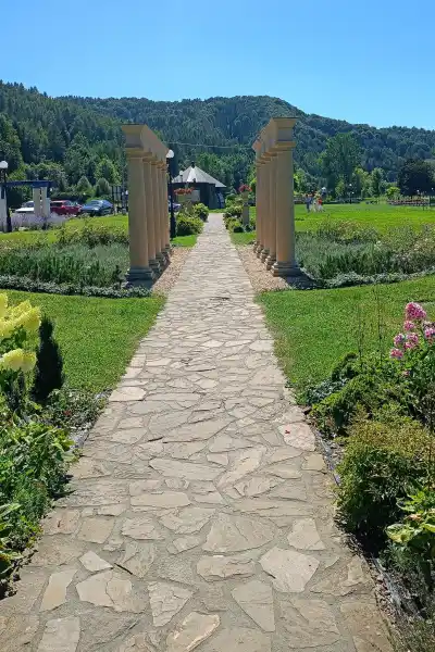 Ogrody zmyslow Muszyna kolumnada ogrodowa